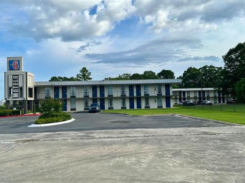a building with a parking lot in front of it at Motel 6-West Monroe, LA in West Monroe