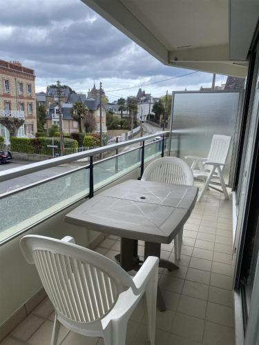 Balkoni atau teres di Le Crystal Dinard, Sure Hotel Collection by Best Western