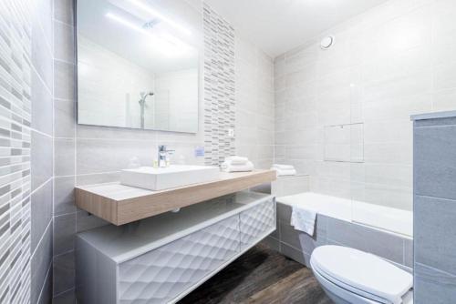 Bilik mandi di Le Crystal Dinard, Sure Hotel Collection by Best Western