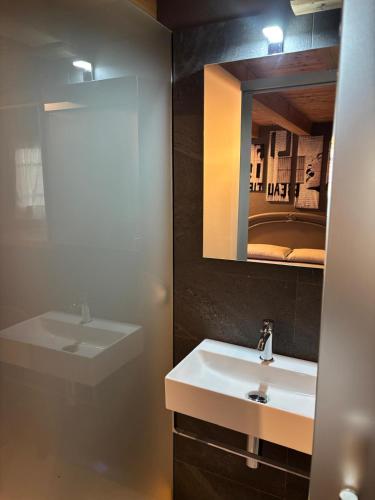 Ein Badezimmer in der Unterkunft riverside room Jean
