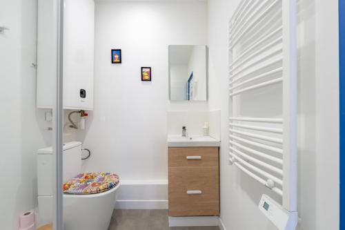 une salle de bains avec toilettes et lavabo dans l'établissement Pop'Arras - Studio Hyper centre d'arras, à Arras
