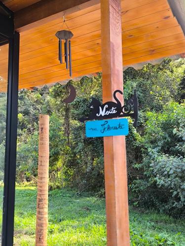 a sign on the front of a house at Chalés Recanto dos Sonhos in Camanducaia