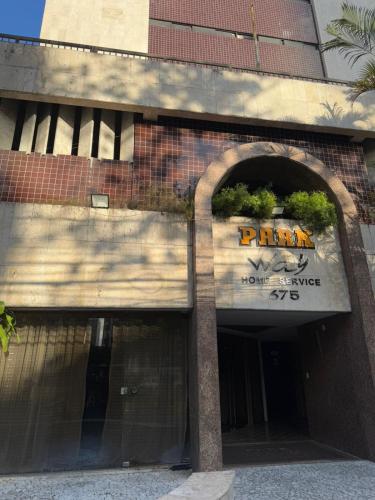 uma entrada para um edifício com uma placa em Flat Amplo em Boa Viagem em Recife