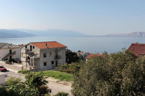 un immeuble d'appartements avec vue sur l'eau dans l'établissement Appartements Prisika Novi, à Novi Vinodolski