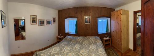 Una cama o camas en una habitación de Hiša p'r Kobalu