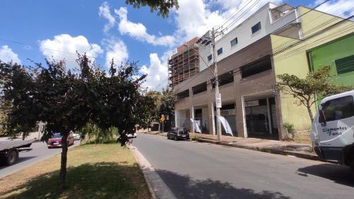 eine Straße mit einem Gebäude an der Straßenseite in der Unterkunft Kitnet independente confortável e muito bem localizada in Belo Horizonte