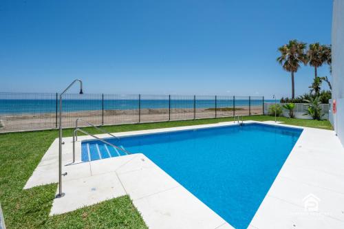 Chic 3BR Townhouse on the Beach with pool and garage