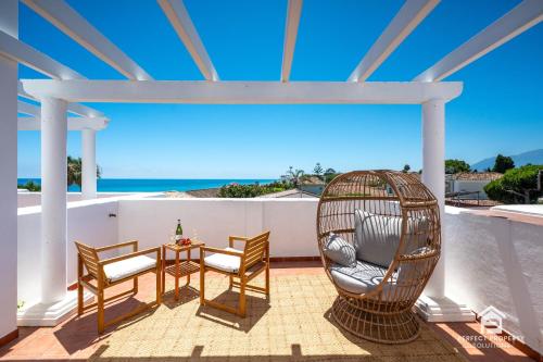 Chic 3BR Townhouse on the Beach with pool and garage