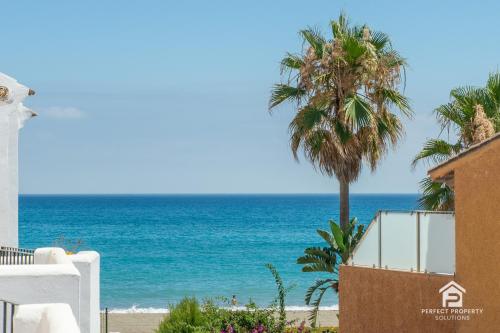 Chic 3BR Townhouse on the Beach with pool and garage