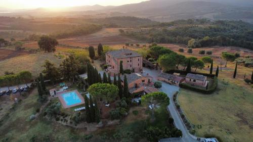an aerial view of a house with a pool at Agriturismo Palazzo Val Del Sasso in Villastrada