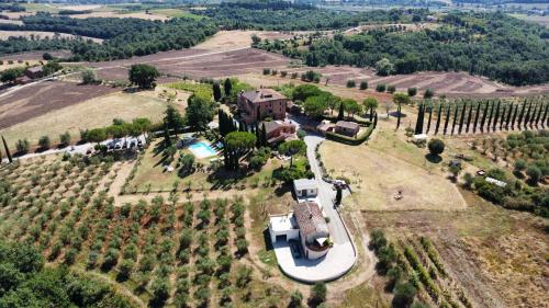 an aerial view of a large estate with a house at Agriturismo Palazzo Val Del Sasso in Villastrada