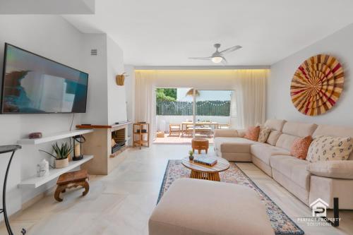 Chic 3BR Townhouse on the Beach with pool and garage