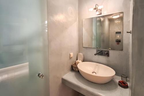 Ένα μπάνιο στο Ambience Suites