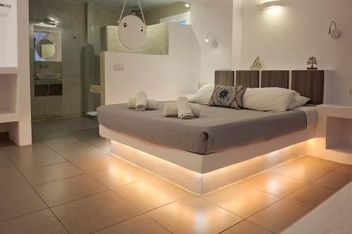 Ένα ή περισσότερα κρεβάτια σε δωμάτιο στο Ambience Suites
