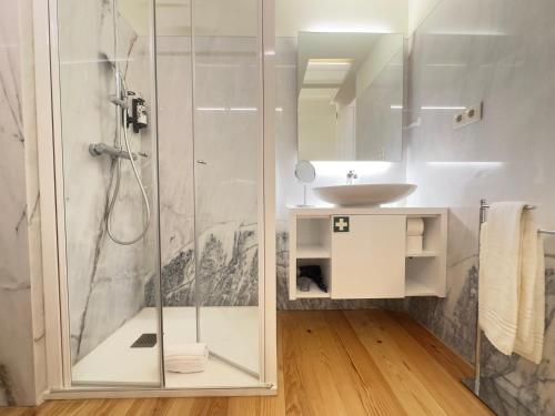 un baño con ducha y lavabo en YOUROPO - Collection, en Oporto