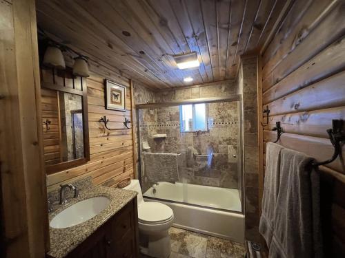 Koupelna v ubytování Family Cabin in the Hills of Strawberry Valley