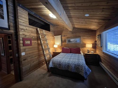 Postel nebo postele na pokoji v ubytování Family Cabin in the Hills of Strawberry Valley