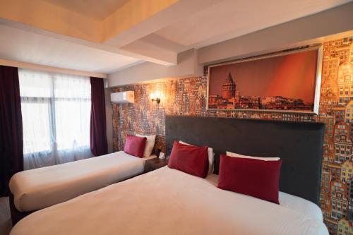 Кровать или кровати в номере Galata Greenland Hotel