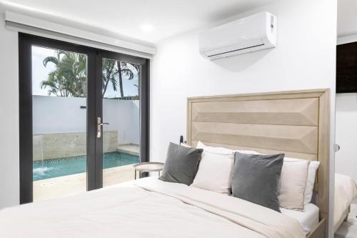 多拉多3 Bed 2 Bath Family House w Private Pool Dorado del Mar的一间卧室设有一张床和一个游泳池