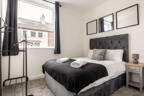 ハルにあるHull City Centre Sleeps 4 Free Parkingの大きなベッドと窓のある寝室