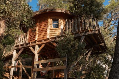 a tree house in the woods at Logements insolites du Domaine de la Tuilière in Carnoules