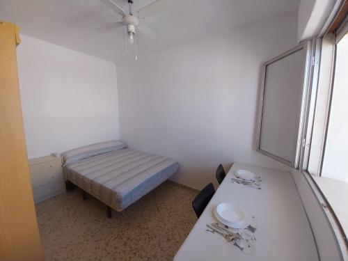 Postel nebo postele na pokoji v ubytování Habitación G mercadona con vistas a la calle