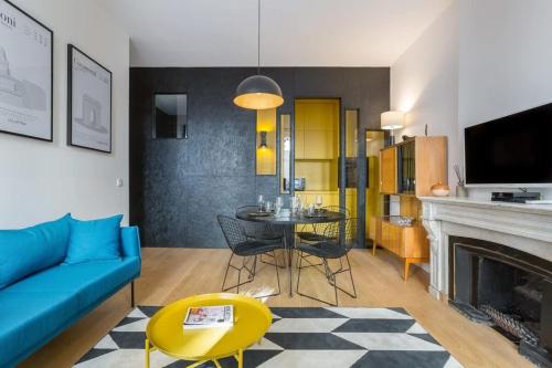 un salon avec un canapé bleu et une table dans l'établissement Hallmark - Furnished apartment - Downtown Lyon, à Lyon
