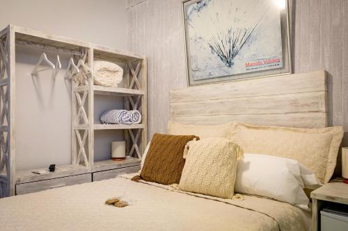 a bedroom with a bed with a wooden headboard at Pousada Hospedaria215 in Juquei