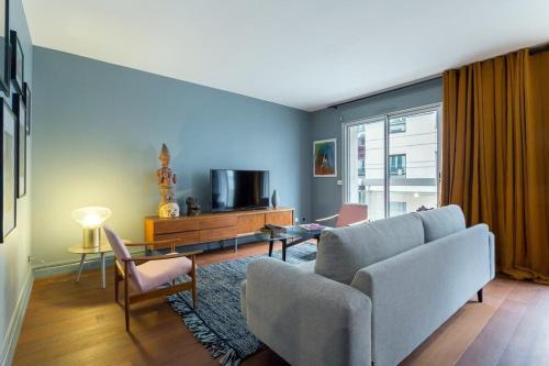 un salon avec un canapé et une télévision dans l'établissement Stella - Furnished apartment - Downtown Lyon, à Lyon