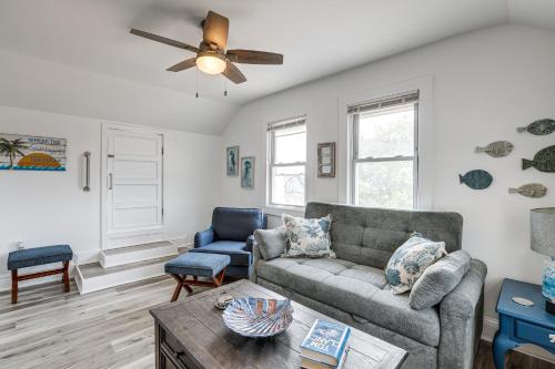 Χώρος καθιστικού στο Stroll to Ocean Grove Boardwalk and Beach Sleek Apt