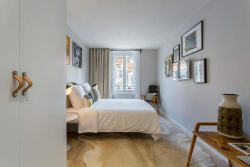 une chambre blanche avec un lit et une fenêtre dans l'établissement Gasparin - Furnished apartment - Downtown Lyon, à Lyon