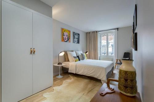 une chambre blanche avec un lit et une fenêtre dans l'établissement Gasparin - Furnished apartment - Downtown Lyon, à Lyon