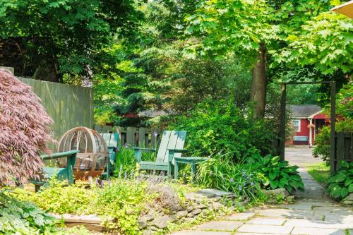 a garden with blue benches and a fence at Phoenicia Lodge in Phoenicia