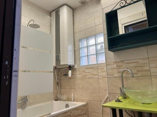 une salle de bains avec lavabo et baignoire dans l'établissement Chez Courbou, à La Celle-sous-Gouzon