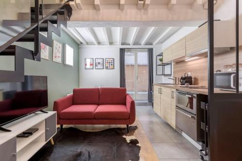 un salon avec un canapé rouge dans une cuisine dans l'établissement Chardonnet - Furnished apartment - Downtown Lyon, à Lyon