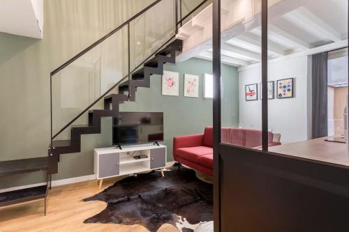- un salon avec un canapé rouge et un escalier dans l'établissement Chardonnet - Furnished apartment - Downtown Lyon, à Lyon