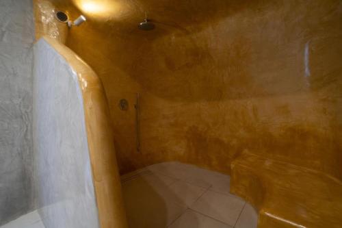 Ένα μπάνιο στο Ambience Suites