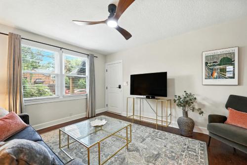 TV a/nebo společenská místnost v ubytování Sleek 2 BR Condo - 2 block from San Marco