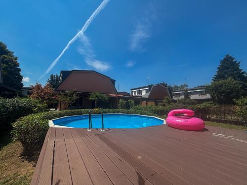 Bazén v ubytování Villa Bollate Sporting Lodge Casa Ufficiale Milano-Cortina 2026 nebo v jeho okolí