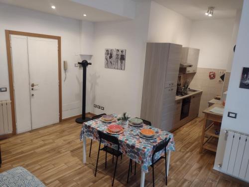 ローマにあるLa casa per teのキッチン(テーブル、皿付)