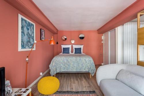 une chambre avec un lit et un canapé dans l'établissement Sainte Hélène - Furnished apartment - Downtown Lyon, à Lyon