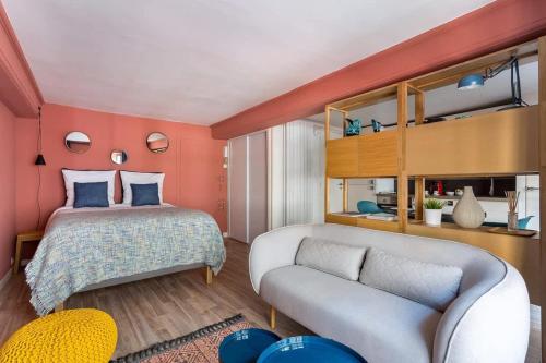 une chambre avec un lit et un canapé dans l'établissement Sainte Hélène - Furnished apartment - Downtown Lyon, à Lyon