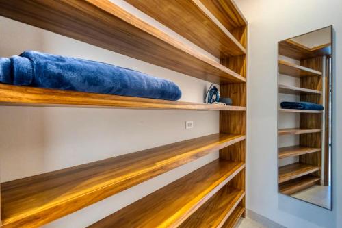 Palanda nebo palandy na pokoji v ubytování Meditation Haven 1BR Condo Cardon