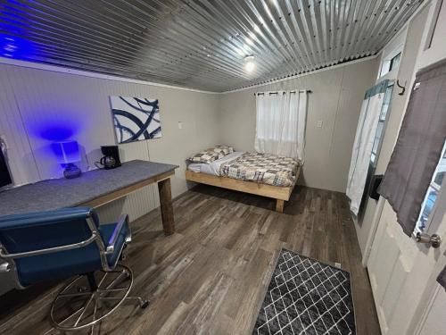 Imagen de la galería de #11 Digital Nomad Cabin on the river overlooking a lake, en Diana