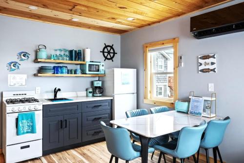 Køkken eller tekøkken på Sea & Sun Cottage # 2