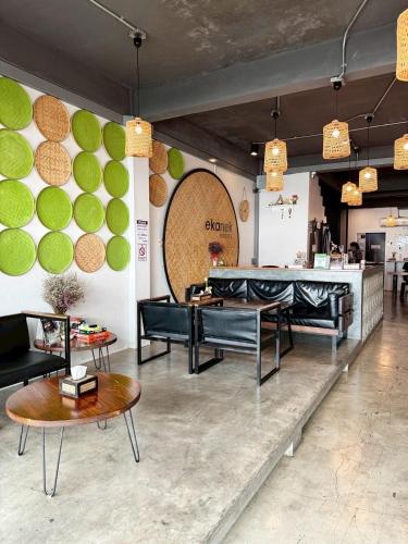 een restaurant met tafels en een balie in een kamer bij EK Silomhostel in Bangkok