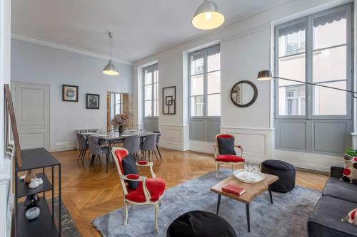 un salon avec un canapé, des chaises et une table dans l'établissement Charlie - Furnished apartment - Downtown Lyon, à Lyon
