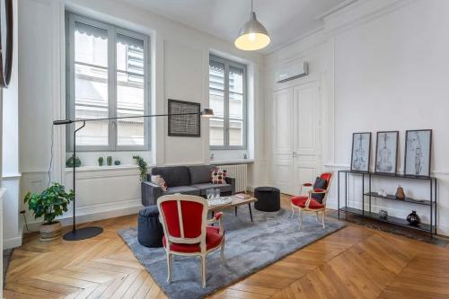 un salon avec un canapé, une table et des chaises dans l'établissement Charlie - Furnished apartment - Downtown Lyon, à Lyon