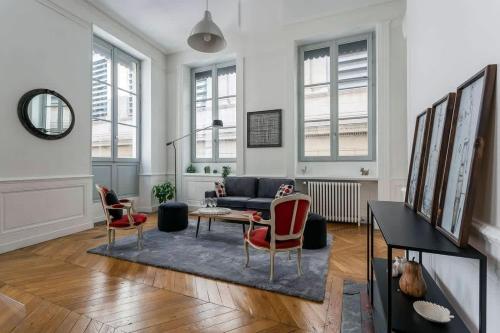 un salon avec un canapé, une table et des chaises dans l'établissement Charlie - Furnished apartment - Downtown Lyon, à Lyon