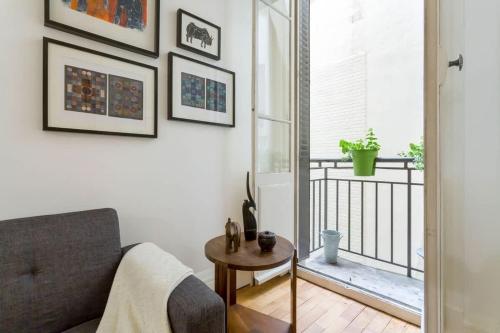 un salon avec un canapé et une table dans l'établissement République - Furnished apartment - Downtown Lyon, à Lyon